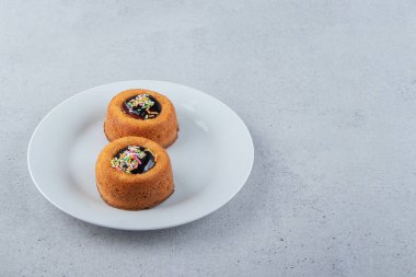 Beyaz tabağa jöleli iki mini kek. Yüksek kalite fotoğraf