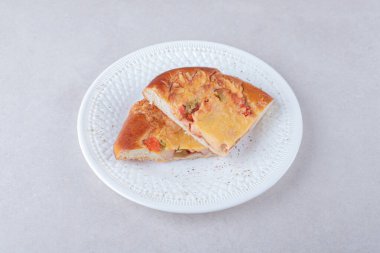 Tabakta mini pizzayı dilimle, mermer arka planda. Yüksek kalite fotoğraf