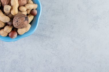 Taştan arka plana konmuş bir kase organik fındık. Yüksek kalite fotoğraf