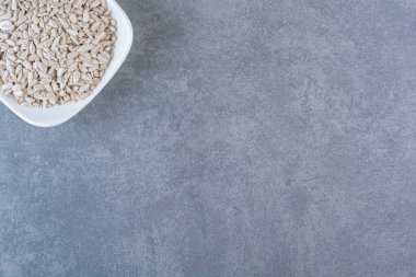 Mermer zemin üzerinde soyulmuş ayçekirdeği sergileniyor. Yüksek kalite fotoğraf