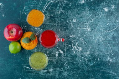 Mandalina elması, limon ve meyve suyu, mavi arka planda. Yüksek kalite fotoğraf