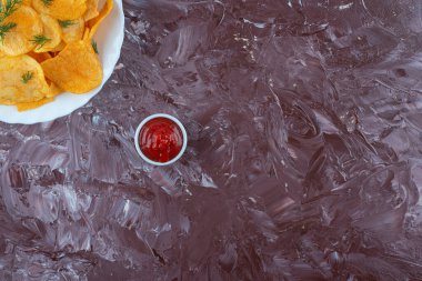 Bir tabak ketçap ve patates kızartması, mermer arka planda. Yüksek kalite fotoğraf