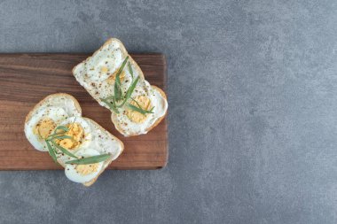 Tahta tahtada kızarmış ekmek ile nefis haşlanmış yumurtalar. Yüksek kalite fotoğraf