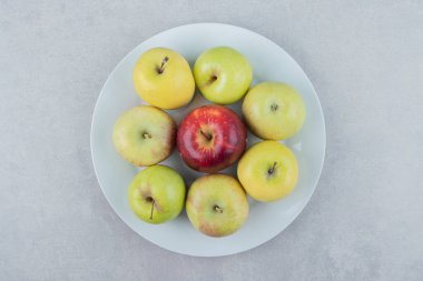 Beyaz tabakta bir sürü taze elma. Yüksek kalite fotoğraf