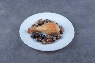 Izgara tavuk budu ve beyaz tabakta patlıcan. Yüksek kalite fotoğraf