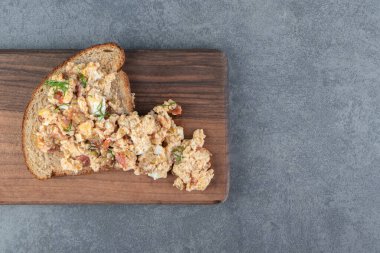 Tahta tahtada yumurta salatalı tost ekmeği. Yüksek kalite fotoğraf