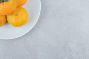 Beyaz tabakta taze mandalina. Yüksek kalite fotoğraf