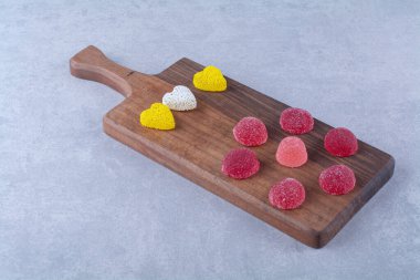 Renkli şekerlerle dolu ahşap bir kesme tahtası. Yüksek kalite fotoğraf