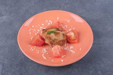 Turuncu tabakta domates dilimli ızgara tavuk. Yüksek kalite fotoğraf