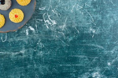 Mavi arka planda, panoda jöleli kurabiyeler. Yüksek kalite fotoğraf