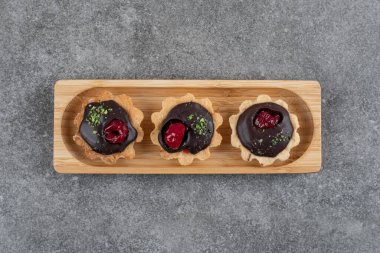 Gri arka planda taze el yapımı çikolatalı kurabiye oğul tahtasının üst görüntüsü. Yüksek kalite fotoğraf