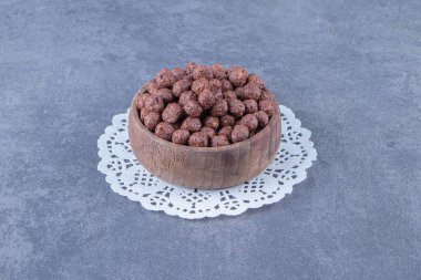 Mermer arka planda, bardak altlığında bir kasede mısır topları. Yüksek kalite fotoğraf