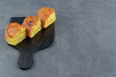 Karanlık tahtada dilimlenmiş taze hamur işi. Yüksek kalite fotoğraf