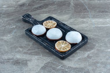 Tahta üzerinde limon dilimi olan taze ev yapımı kurabiye. Yüksek kalite fotoğraf