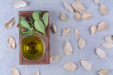 Mermer zemin üzerinde bir bardak portakal suyu. Yüksek kalite fotoğraf