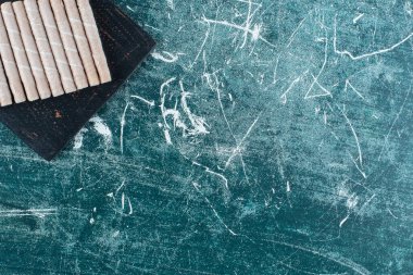 Lezzetli gofretler siyah kesme tahtasının üzerinde. Yüksek kalite fotoğraf