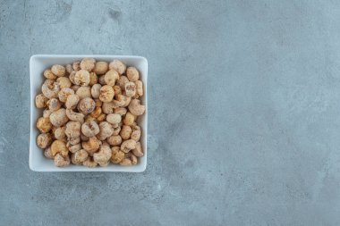 Misket arka planında müsli olan bal mısır halkası. Yüksek kalite fotoğraf