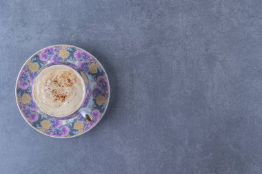 Çikolatalı cappuccino bir fincan çay tabağında, mavi arka planda. Yüksek kalite fotoğraf