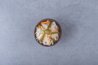 Mermer zemin üzerinde zeytinli taze sağlıklı lahana turşusu. Yüksek kalite fotoğraf