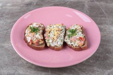 Pembe tabakta sebzeli lezzetli bruschetta. Yüksek kalite fotoğraf