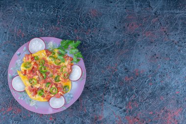 Mor bir tabak sebzeli omlet. Yüksek kalite fotoğraf