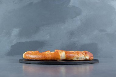 Siyah kesme tahtasında ev yapımı pizza. Yüksek kalite fotoğraf