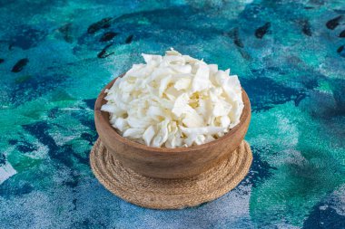 Mavi arka planda, bir kasede kesilmiş lahana. Yüksek kalite fotoğraf