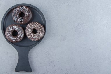 Taş zeminde kapkara çikolatalı çörekler. Yüksek kalite fotoğraf