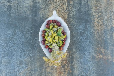 Kurumuş organik gül ve yapraklı tabakta çiçekler. Yüksek kalite fotoğraf