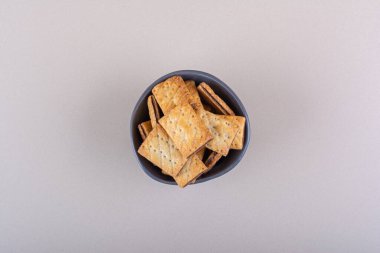 Beyaz arka planda çikolata dolu bisküviler olan derin bir kase. Yüksek kalite fotoğraf