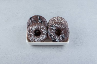 Taştan arka planda dört çikolatalı çörek kasesi. Yüksek kalite fotoğraf