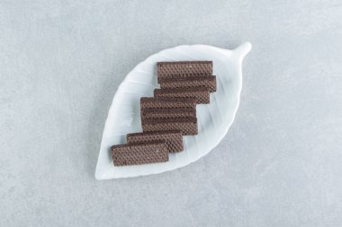 Çikolatalı waffle dolu beyaz bir kase. Yüksek kalite fotoğraf