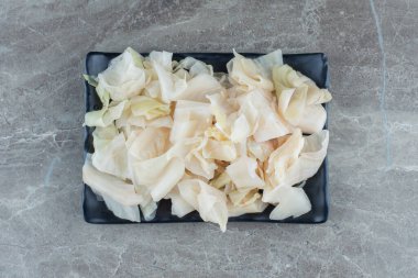 Siyah tabakta ev yapımı lahana turşusu. Yüksek kalite fotoğraf