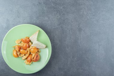 Dilimlenmiş domatesli yumurta ve yeşil tabak. Yüksek kalite fotoğraf