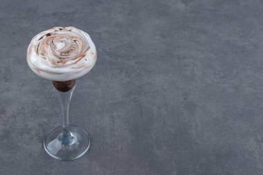 Kremalı bir bardak şekerli milkshake. Yüksek kalite fotoğraf