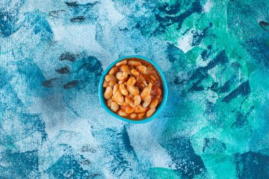 Bir kase fırında fasulye, mavi arka planda. Yüksek kalite fotoğraf