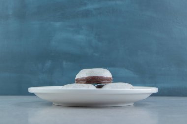 Kremalı zencefilli kurabiyeli beyaz tabak. Yüksek kalite fotoğraf