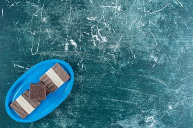 Mavi tabakta çeşit çeşit tatlı waffle. Yüksek kalite fotoğraf