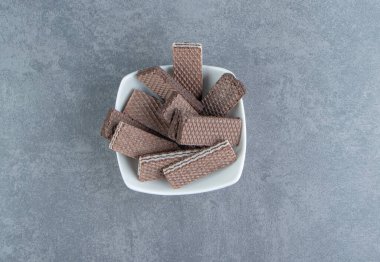 Beyaz kasede çıtır çikolatalı waffle. Yüksek kalite fotoğraf