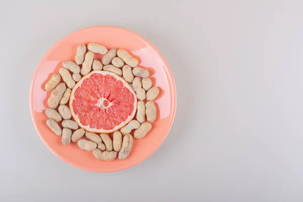 Placa Naranja Rodaja Pomelo Cacahuetes Orgánicos Sobre Fondo Blanco Foto — Foto de Stock