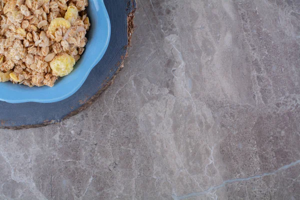 Mavi bir tabak sağlıklı mısır gevreği ve bir kavanoz süt. Tahta bir parça üzerinde. Yüksek kalite fotoğraf