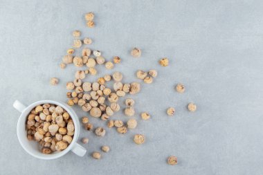 Lezzetli yuvarlak yiyeceklerle dolu beyaz bir fincan. Yüksek kalite fotoğraf.
