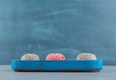 Tatlı kurabiyelerle dolu mavi bir tahta. Yüksek kalite fotoğraf