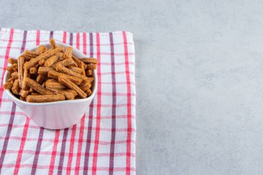 Taş zeminde beyaz kraker kasesi. Yüksek kalite fotoğraf