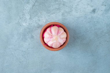 Mavi arka planda, bir kasede mayalanmış sarımsak. Yüksek kalite fotoğraf