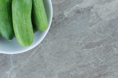 Beyaz kasedeki taze organik salatalıkların fotoğrafını çek. Yüksek kalite fotoğraf