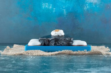 Mavi ezmeli yuvarlak bisküvili kek dilimi. Yüksek kalite fotoğraf