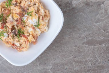 Çırpılmış yumurta ve beyaz kasede çeşitli sebzeler. Yüksek kalite fotoğraf