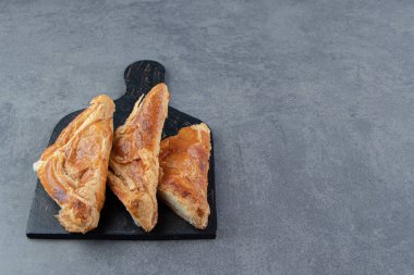 Tahtadaki peynirle dolu üçgen şekilli hamur işleri. Yüksek kalite fotoğraf