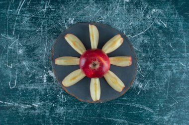 Elmayı bir tahtada dilimle, mermer zeminde. Yüksek kalite fotoğraf